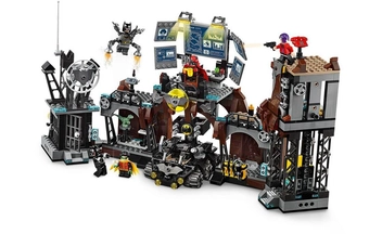  «Конструктор LEGO Super Heroes DC Comics Вторжение Глиноликого в бэт-пещеру 1037 деталей (76122)», бренда LEGO - фото №4 - миниатюра