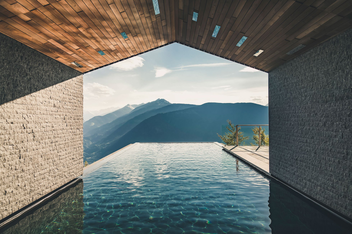 Бумажная книга «The Monocle Guide to Hotels, Inns and Hideaways» - фото №3 - миниатюра