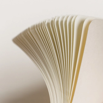  «Записная книжка Leuchtturm1917 Средняя B5 Чистые листы Лимонная (355287)», бренда Leuchtturm1917 - фото №9 - миниатюра