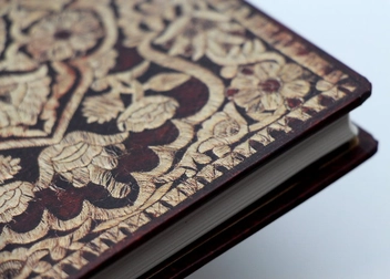  «Записная книжка Paperblanks Расшитое великолепие Роза большая нелинованная (PB1204-7)», бренда Paperblanks - фото №2 - миниатюра
