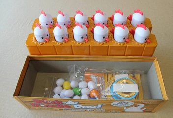  «Настольная игра на внимание Fat Brain Toy Co Peek-A-Doodle Doo (FA093-1)», бренда Fat Brain Toy Co - фото №7 - миниатюра