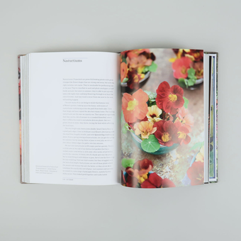 Паперова книга «Sarah Raven's Gardening Year», автор Сара Рейвен - фото №9 - мініатюра