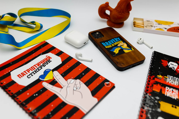  «Патріотичний cтікербук Fun Games Shop (FGS48)», бренда Fun Games Shop - фото №2 - миниатюра