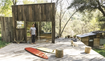 Бумажная книга «Surf Shacks. An Eclectic Compilation of Surfers' Homes from Coast to Coast and Overseas» - фото №8 - миниатюра