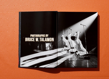 Паперова книга «Bruce W. Talamon. Soul. R&B. Funk. Photographs 1972-1982, Art Edition», автор Перл Клідж - фото №11 - мініатюра