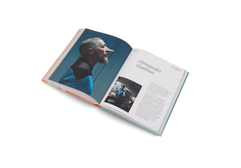 Бумажная книга «The Essence. Discovering the World of Scent, Perfume and Fragrance» - фото №11 - миниатюра