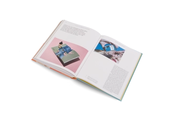 Бумажная книга «The Essence. Discovering the World of Scent, Perfume and Fragrance» - фото №13 - миниатюра