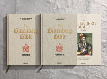 Бумажная книга «The Gutenberg Bible of 1454 (комплект из 2 книг)» - фото №2 - миниатюра