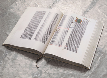 Бумажная книга «The Gutenberg Bible of 1454 (комплект из 2 книг)» - фото №4 - миниатюра