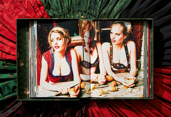 Бумажная книга «Ellen von Unwerth. Heimat. Art Edition No. 1–100 ‘Tête-à-tête’» - фото №13 - миниатюра