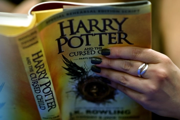 Паперова книга «Harry Potter and the Cursed Child», авторів Джоан Ролінґ, Джек Торн, Джон Тіффані - фото №2 - мініатюра
