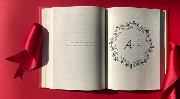 Бумажная книга «Christmas is Coming. A treasury of simple ways to celebrate festive days», автор Ауриоль Бишоп - фото №1