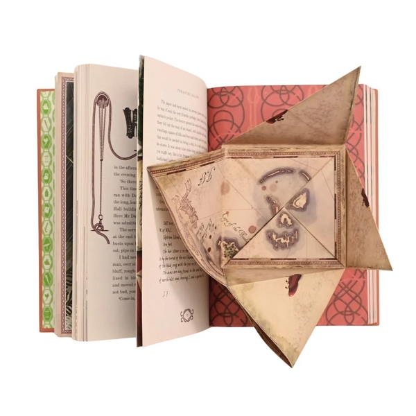 Бумажная книга «Treasure Island (MinaLima Edition)», автор Роберт Льюис Стивенсон - фото №1