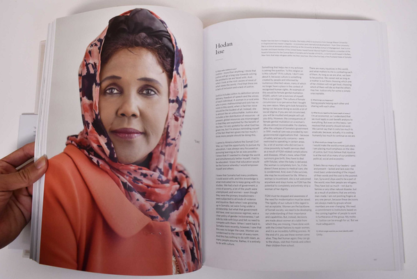 Паперова книга «200 Women», автор Рут Хобдей - фото №1