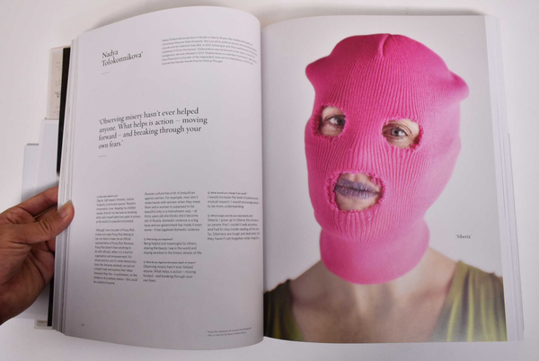 Паперова книга «200 Women», автор Рут Хобдей - фото №1