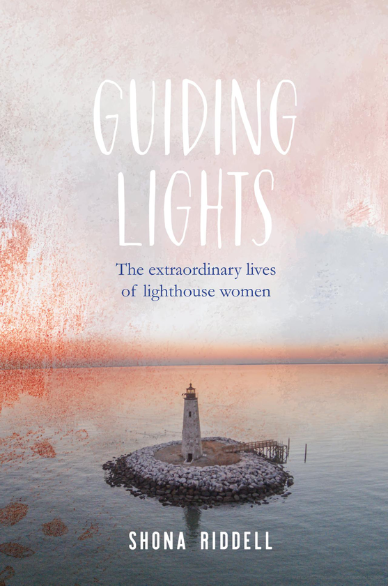Бумажная книга «Guiding Lights. The Extraordinary Lives of Lighthouse Women», автор Шона Риддел - фото №1