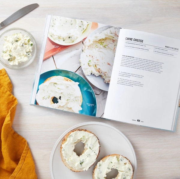 Бумажная книга «Bagels, Schmears, and a Nice Piece», автор Кэти Барроу - фото №1