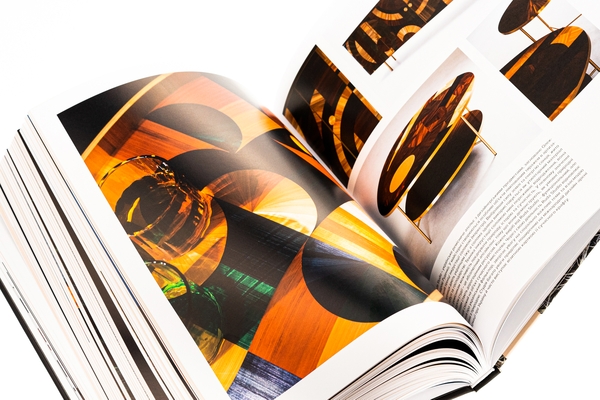 Бумажная книга «Contemporary Ukrainian Crafts / Традиційні ремесла у сучасному виконанні», авторов Люсия Бондарь, Анастасия Билецкая, Михаил Бокотей, Галина Истомина, Зинаида Косицкая, Татьяна Соловей, Ольга Ямборко, Ульяна Хромяк - фото №1