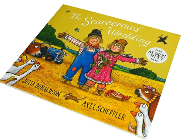 Бумажная книга «The Scarecrows' Wedding Foiled Edition», автор Джулия Дональдсон - фото №1