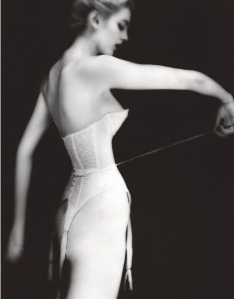 Бумажная книга «Lillian Bassman: Lingerie», автор Лилиан Бассман - фото №1