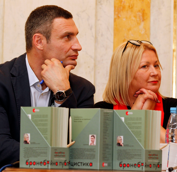 Бумажная книга «Бронебійна публіцистика (комплект із 15 книг + олівець)», авторов Иван Багряный, Петр Григоренко, Василий Стус, Улас Самчук, Иван Лисяк-Рудницкий, Вячеслав Липинский, Олег Ольжич, Евгений Маланюк, Юрий Шевелев, Микола Хвылевой, Левко Юркевич, Иван Франко, Николай Костомаров, Пантелеймон Кулиш, Михаил Драгоманов - фото №1