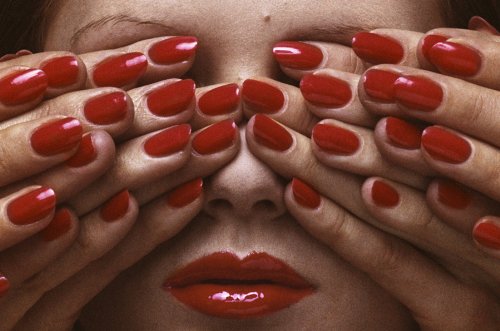Бумажная книга «Guy Bourdin: In Between», автор Шелли Вертайм - фото №1