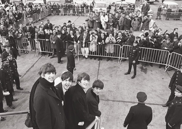 Паперова книга «The Beatles», автор Гаррі Бенсон - фото №1