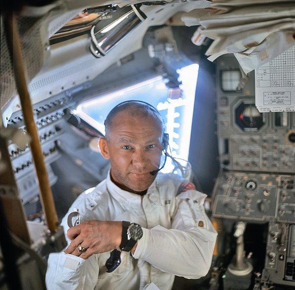 Паперова книга «MoonFire: The Epic Journey of Apollo 11», авторів Норман Мейлер, Колум МакКенн - фото №1