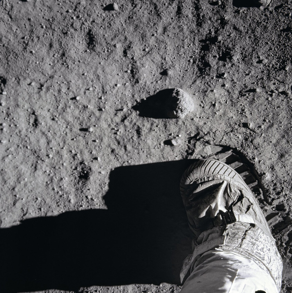 Паперова книга «MoonFire: The Epic Journey of Apollo 11», авторів Норман Мейлер, Колум МакКенн - фото №1