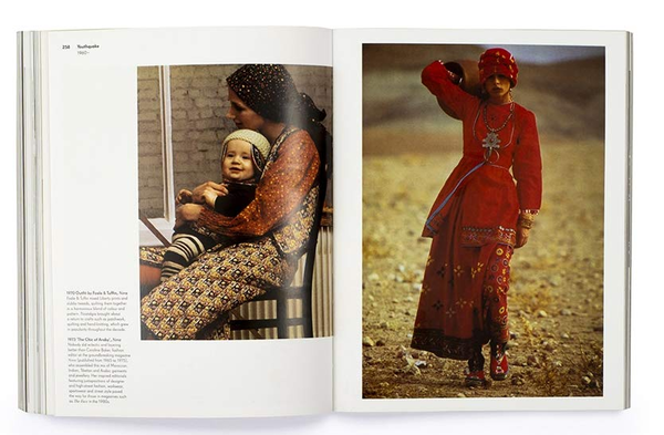 Бумажная книга «100 Years of Fashion», автор Калли Блэкман - фото №1