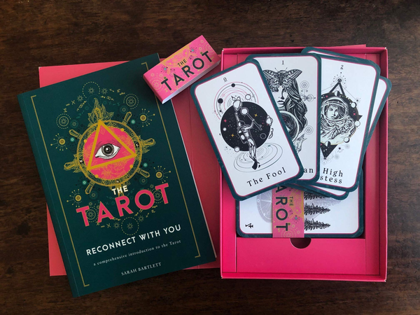 Бумажная книга «The Tarot Book and Card Deck», автор Сара Бартлетт - фото №1