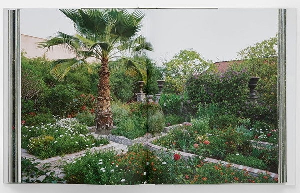 Бумажная книга «Glorious Gardens: Private Edens of the World's Leading Interior Designers», автор Дара Капонигро - фото №1