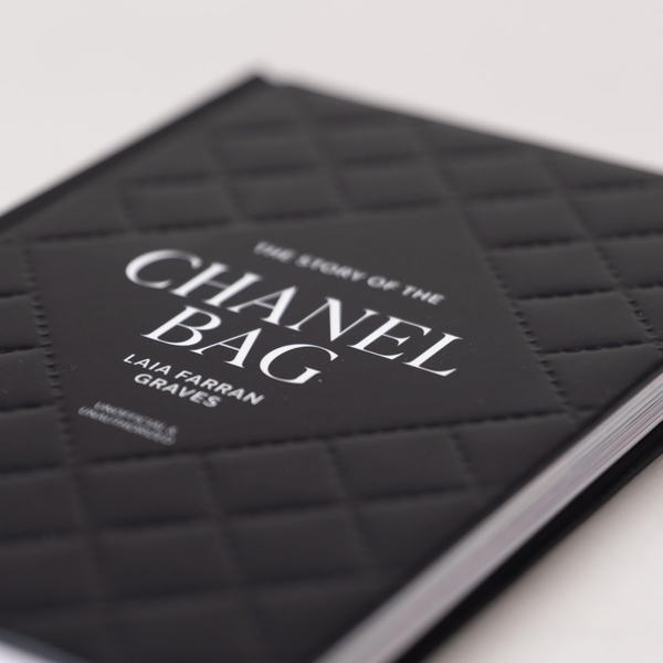 Бумажная книга «The Story of the Chanel Bag. Timeless. Elegant. Iconic.», автор Лайя Фарран Грейвс - фото №1