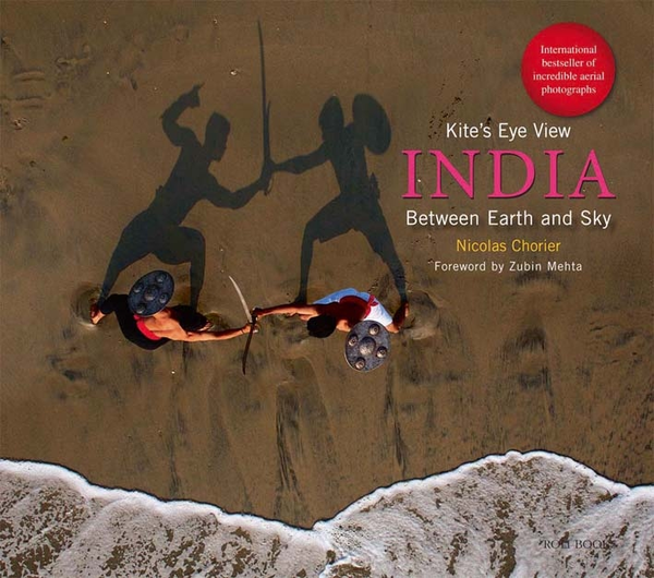 Паперова книга «Kites Eye View: India Between Earth and Sky», автор Ніколас Чорьєр - фото №1