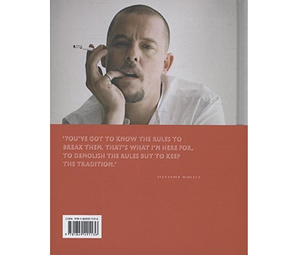 Бумажная книга «Vogue on: Alexander McQueen», автор Хлоя Фокс - фото №1
