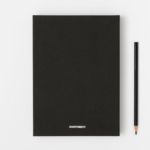  «Записная книжка Leuchtturm1917 Medium линейка черная (329694)», бренда Leuchtturm1917 - фото №1