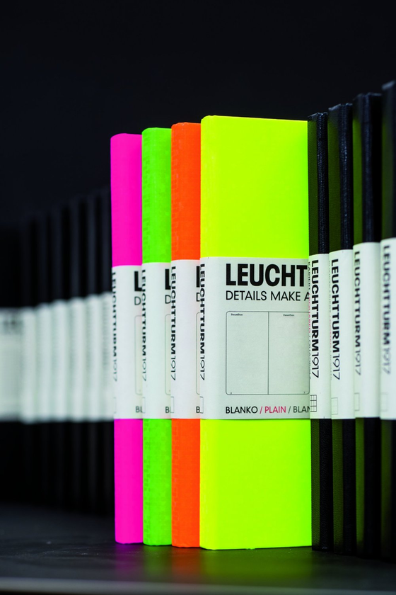  «Записная книжка LEUCHTTURM1917 Medium Neon чистые листы  неон зеленый (345059)», бренда Leuchtturm1917 - фото №1