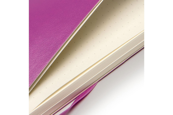  «Карманная записная книжка Moleskine Classic Soft в точку маджента (QP614H4#9788867323562)», бренда Moleskine - фото №1