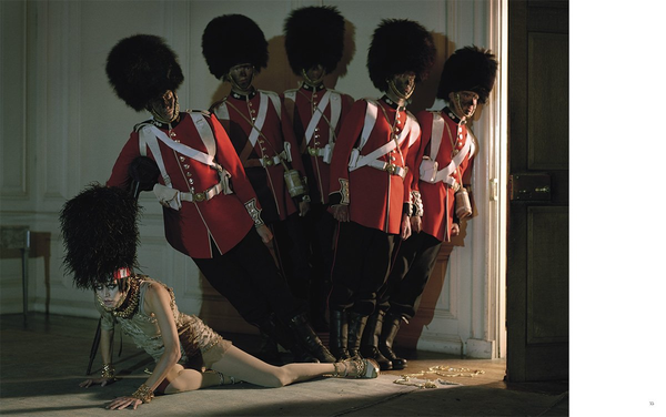 Паперова книга «Tim Walker: Story Teller», авторів Робін М'юїр, Кейт Буш - фото №1