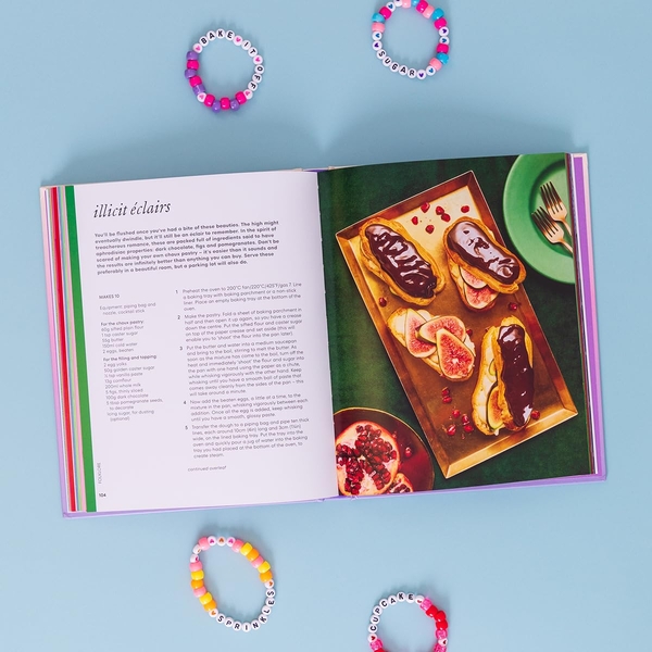 Бумажная книга «Bake it Off: Tasty Taylor Swift-Inspired Bakes», автор Элли Маккосланд - фото №1