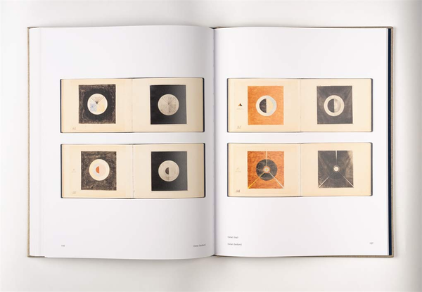Бумажная книга «Hilma af Klint. The Blue Books. 1906-1915», авторов Даниэль Бирнбаум, Курт Альмквист - фото №1
