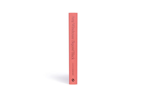 Бумажная книга «Amy Winehouse. Beyond Black», автор Наоми Пэрри - фото №1