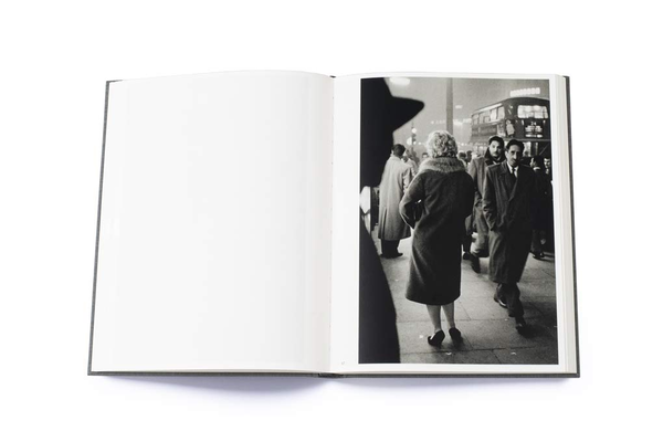 Бумажная книга «Sergio Larrain. London. 1959», автор Роберто Боланьо - фото №1
