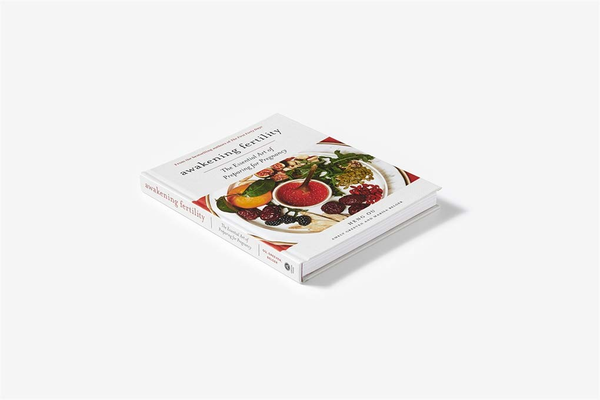 Бумажная книга «Awakening Fertility: The Essential Art of Preparing for Pregnancy by the Authors of the First Forty Days», авторов Амели Гривен, Хенг Оу - фото №1