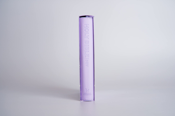 Бумажная книга «NIV Pocket Lilac Soft-tone Bible with Zip» - фото №1