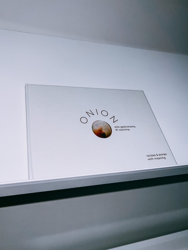 Бумажная книга «ONION: solo gastronomy. #1wartime. Conceptual Cookbook» - фото №1