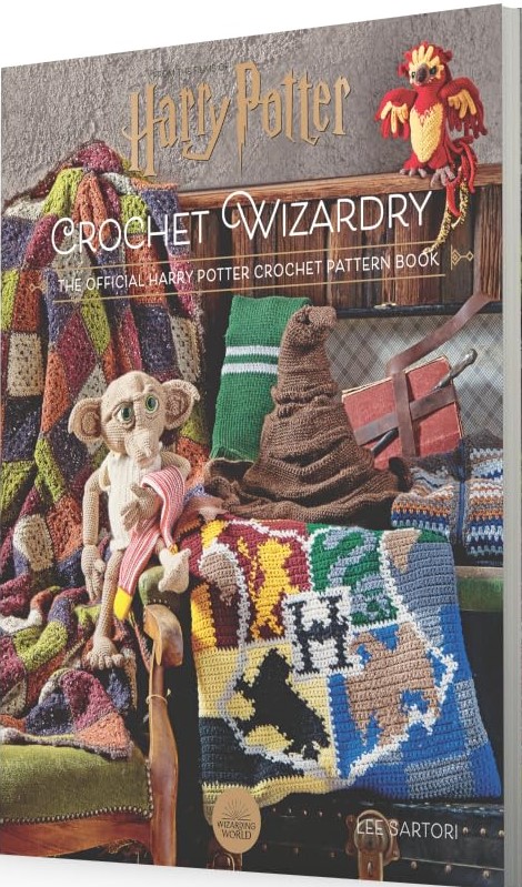 Паперова книга «Harry Potter. Crochet Wizardry. The Official Harry Potter Crochet Pattern Book», автор Лі Сарторі - фото №1