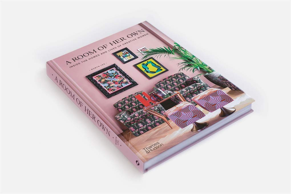 Паперова книга «A Room of Her Own. Inside the Homes and Lives of Creative Women», автор Робін Лі - фото №1
