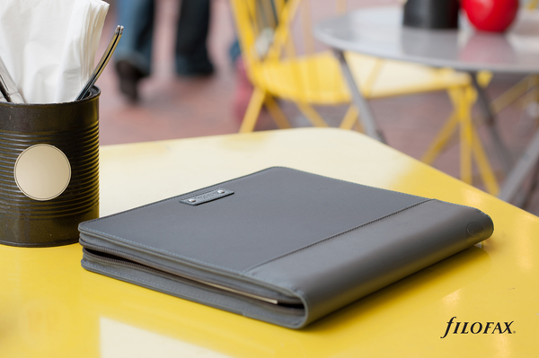  «Чехол-блокнот на молнии Filofax Microfiber iPad Air Case серый (829840)», бренда Filofax - фото №1