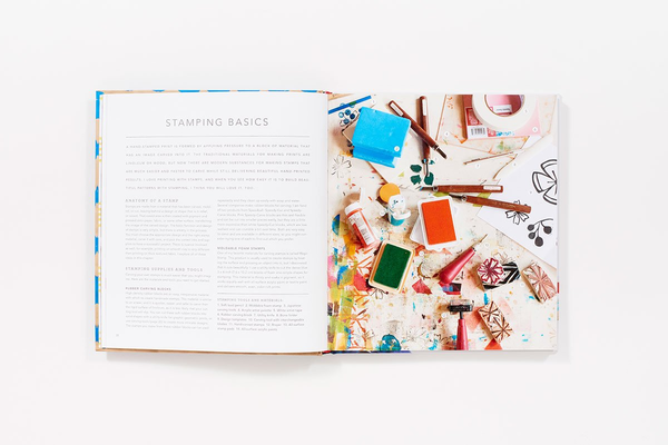 Бумажная книга «Stamp Stencil Paint. Making Extraordinary Patterned Projects by Hand», автор Анна Джойс - фото №1